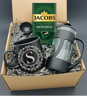 Kişiye Özel Gümüş Çelenk Baş Harf Baskılı Siyah Kupa & French Press & Jacobs Filtre Kahve Hediye Seti