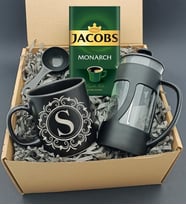 Kişiye Özel Gümüş Çelenk Baş Harf Baskılı Siyah Kupa & French Press & Jacobs Filtre Kahve Hediye Seti