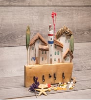 Beyaz Ev Deniz Feneri 0001 Renk: Beyaz-Yeşil-Kahve AHŞAP 4'lü ASKILIK+ANAHTARLIK+TAKILIK + İÇ DEKORASYON+ HANDMADE + HEDİYE + KİŞİYE ÖZEL TEK ÜRETİM YÜZDE YÜZ EL YAPIMI HEDİYE