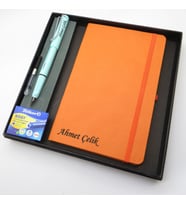 Signator® Codex  N312 Kişiye Özel Defterli Set - İsme Özel Turkuaz Dolma Kalem + İsme Özel Turuncu Defter + Yedek Kartuş İsme Özel Kutusunda Hediyelik Set (Karışık)