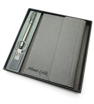 Signator® Codex  N142 Kişiye Özel Defterli Set - İsme Özel Gri Kalem + İsme Özel Gri Defter + İsme Özel Anahtarlık İsme Özel Kutusunda Hediyelik Set (Karışık)