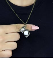 Doğal Taş Aytaşı Doğal Taşlı Fotograf Makinesi Modelli Antik Kadın Kolye euk42ay (Beyaz)