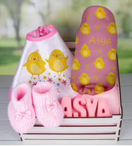 eJOYA Ahşap Sandıkta Kişiye Özel Önlük Battaniye Taş İsimlik Ve Patik Bebek Hediye Seti 109741 (Pembe)