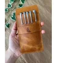 ALESTA LEATHER İsme Özel El Yapımı Hakiki Deri Kalemlik (Camel)