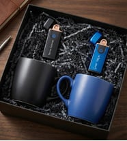 Kişiye Özel Siyah & Mavi 2'li USB Çakmak & 2'li Siyah & Mavi Kupa Hediye Seti (Siyah-Mavi)