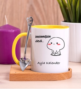 Kişiye Özel İncinmişsin Dedi Tasarım Esprili Ahşap Altlıklı Sarı Kupa Bardak