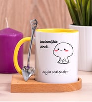 Kişiye Özel İncinmişsin Dedi Tasarım Esprili Ahşap Altlıklı Sarı Kupa Bardak