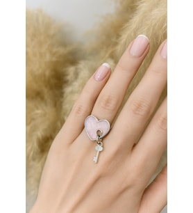 Pembe Kalp Anahtar Figürlü Yüzük – Sevginin, Zarafetin ve Romantik Ruhun Simgesi