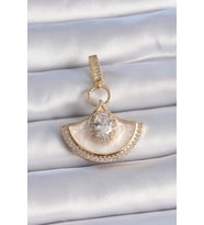 Pirinç Gold Renk Zirkon Taş Detaylı Beyaz Mineli Ajda Charm TJ-BC1009