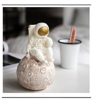 Ay Üzerinde Oturan Astronot Dekoratif 3D Gece Lambası