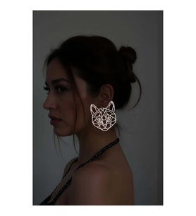 Beyaz Reflektörlü Soyut Kedi Yüzü Küpe, Şık Lazer Kesim Küpe