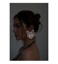 Beyaz Reflektörlü Soyut Kedi Yüzü Küpe, Şık Lazer Kesim Küpe