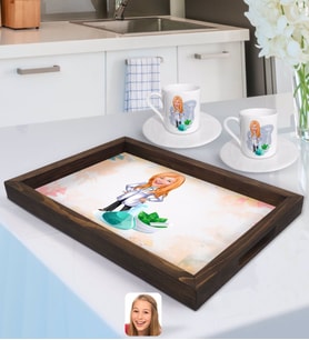 BK Gift Kişiye Özel Kadın Eczacı Karikatürlü Doğal Ahşap Tepsi ve 2’li Kahve Fincan Seti-1