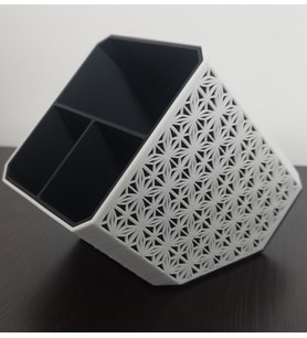 Desenli 3 Bölmeli Yatay Kalemlik  Siyah ve Beyaz  9X10X11 cm  Kalem Kutusu  Kalemlik  Organizer  3D Baskı Yüksek Kalite Pla Malzeme (Siyah - Beyaz)