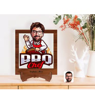 BK Gift Kişiye Özel Erkek Barbekü Chef Karikatürlü Ahşap Standlı 3D Biblo-1 (Beyaz)
