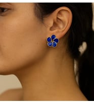 Safir RENK Altın Minimal Çiçek Küpe – AKDENİZ RUHU (Lacivert)