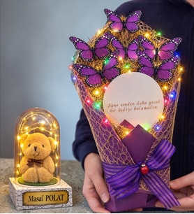 Kişiye Özel Led Işıklı Peluş Ayıcıklı Fanus ve Aynalı Renkli Led Işıklı Kelebek Buketi