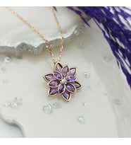 Vaoov 925 Ayar Gümüş Mor Taşlı Lotus Çiçeği Kolye (Rose)