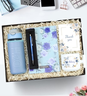 Kişiye Özel Mavi Tasarım Defter & Gümüş Renk Detaylı Tükenmez Kalem & T Kupa & Deri Kılıflı Pipetli 500 Ml Cam Matara Hediye Seti