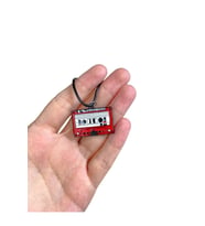 Nostalji Kırmızı Kaset Teyp Radyo Kasetçalar Mineli Kolye - Renkli ve Eğlenceli Tasarım (Gümüş)