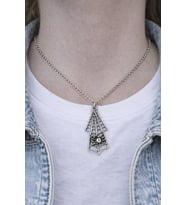 Web Arrow Charm – Örümcek Detaylı Ağ Figürlü Gümüş Renk Unisex Kolye (60 cm)