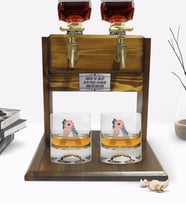 BK Gift Kişiye Özel Renkli Baskılı Harf ve İsim Tasarımlı İkili Viski Bardağı ve Çift Musluklu Doğal Ahşap Viski Standı-3 (Model 1)