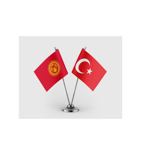 Kırgızistan Bayrağı ve Türk Bayrağı İkili Saten Masa Bayrağı Takımı