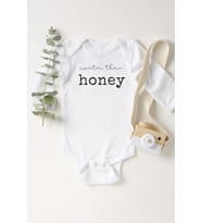 Unisex Bebek Beyaz Honey Baskılı Uzun Kollu Pamuklu Çıtçıtlı Body