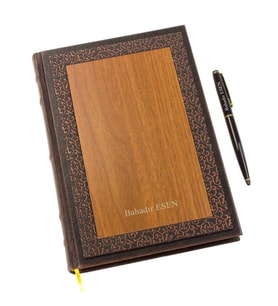 İsme Özel Deri İşlemeli Ahşap Büyük Boy Defter ve Kalem Seti