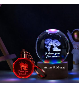 İsme Özel Işıklı Ahşap Kaideli  Tatlı Sevgililer Temalı Cam Küre 8*6cm Ve Anahtar Seti