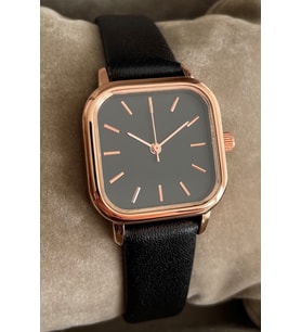Özel Saat Kutusuyla Sınırlı Ürün Kare Kadran Rose Gold Siyah Renk Deri Kordon Kadın Saati Göz Alıcı Modern Şık Tasarım Gündelik Kız Arkadasa Anneye Kardese Özel Günlerde Yıldonumu Dogum Günü Şık Görünümlü Not Eklenebilir Etkileyici Tasarım