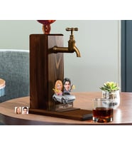 BK Gift Kişiye Özel Sevgililer Karikatürlü Musluklu Ahşap Viski Standı-20, Viski Çeşmesi, Doğum Günü Hediyesi, İçecek Dispenseri