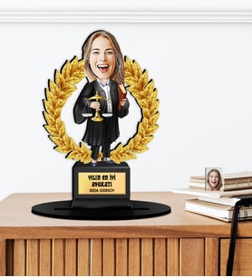 Kişiye Özel Karikatürlü Yılın Avukatı Ahşap Oscar - Masaüstü Biblo