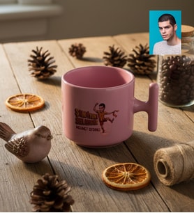 Kişiye Özel Karikatürlü Sarı Kırmızı Taraftar T Pastel Kupa Doğum Günü Hediyesi