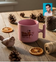 Kişiye Özel Karikatürlü Sarı Kırmızı Taraftar T Pastel Kupa Doğum Günü Hediyesi