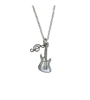 Sol Anahtarı ve Elektro Gitar Figürlü Kolye – Unisex - Müzik Aksesuarı 60 cm Zincir (Gümüş)