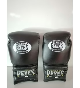 Reyes marka Deri Boks Eldiveni siyah renk ipli model Orjinal Dana derisidir. 10-12-14-16oz büyüklükte İstediğiniz Bedeni msj ile bildiriniz