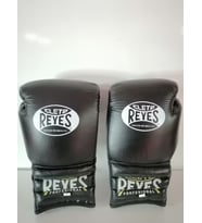 Reyes marka Deri Boks Eldiveni siyah renk ipli model Orjinal Dana derisidir. 10-12-14-16oz büyüklükte İstediğiniz Bedeni msj ile bildiriniz