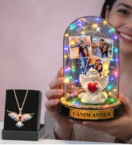 Anneler Günü Hediyesi Fotoğraflı Renkli Işıklı Melek Annem Fanus ve Renkli Zümrüdü Anka Kuşu Kolye