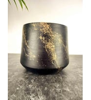 Bitki Tasarımı  Siyah Üzeri Gold Mermer Efektli Keskin Hatlı Toprak Saksı Saksılık Salon Çiçeklik - 19 CM