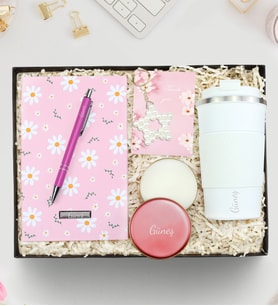 Kişiye Özel Pembe Papatya Baskılı Defter & Gümüş Renk Detaylı Pembe Tükenmez Kalem & Pembe Metal Kutulu Mum & İnci Yıldız Anahtarlık & 500 Ml Çelik Termos Hediye Seti