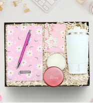 Kişiye Özel Pembe Papatya Baskılı Defter & Gümüş Renk Detaylı Pembe Tükenmez Kalem & Pembe Metal Kutulu Mum & İnci Yıldız Anahtarlık & 500 Ml Çelik Termos Hediye Seti