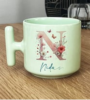 Kişiye Özel Çiçekli Kelebekli N Harfli Hediye Pastel T Kupa İsimli İsim Yazılı (Yeşil)