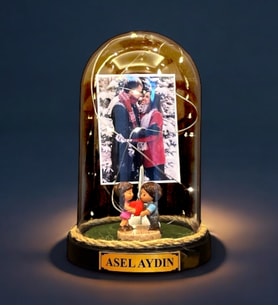 Kişiye Özel Led Lambalı Fanus - Kişiye Özel Fotoğraflı ve İsimli Tasarım - Biblolu (Model 4)