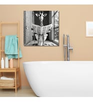 Tekli Kare Kanvas Banyo Tablosu Gazete Okuyan Siyah Beyaz Zürafa