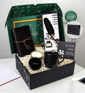 Öğretmene Özel Kişiye Özel Metal Kutulu Mum & Deri Kapaklı Vintage Seyahat - Anı Defteri & Divit Uçlu Tüylü Kalem & Siyah Kupa Hediye Seti