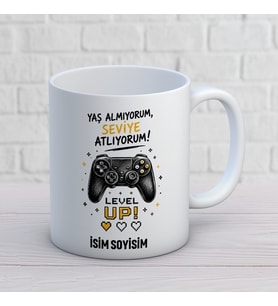 Kişiye Özel Yaş Almıyorum Seviye Atlıyorum Baskılı Kupa – İsimli Gamer Level Up Hediyesi
