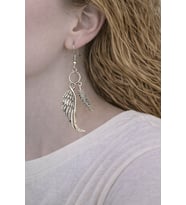 Kanat ve Tüy Detaylı Metal Küpe – Sallantılı Tasarım Küpe
