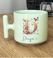 Kişiye Özel Çiçekli Kelebekli D Harfli Hediye Pastel T Kupa İsimli İsim Yazılı (Yeşil)