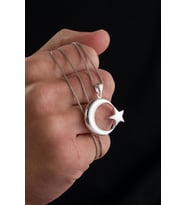 32 MM GÜMÜŞ AY YILDIZ BOMBELİ BAYRAK ERKEK KOLYE
